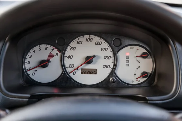 速度計 タコメーター 黒の隔離された背景に現代的なスタイルで他の車両の健康ゲージ上の白いダイヤルと赤い矢印と車のダッシュボード — ストック写真