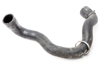 Siyah plastik motor soğutma radyatörü beyaz izole arka planda otomatik ayrıştırma veya araba tamiri için bir fotoğraf stüdyosunda satılık.