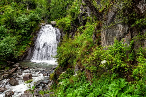 Large Waterfall Depths Altai Mountains Gray Brown Stones Steep Cliff — Stock Photo, Image