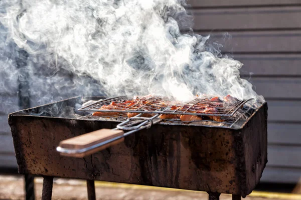 Gegrilde Rode Vleesspies Gemarineerd Een Rooster Een Oude Zelfgemaakte Ijzeren — Stockfoto