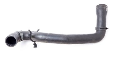 Araba motoru soğutma sisteminin siyah plastik hortumu tamir sırasında ya da yedek parça kataloğunda otomatik sökülmesi için bir fotoğraf stüdyosundaki beyaz izole arka planda..