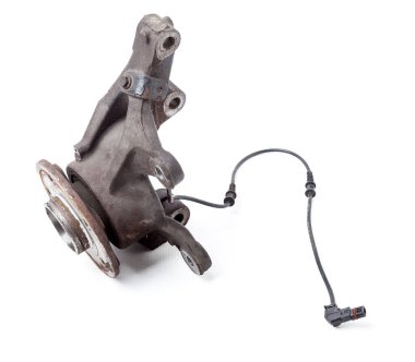 Tamir sırasında veya yedek parça kataloğunda otomatik ayrıştırma için yedek parça kataloğu için oto yedek parçaların yer aldığı bir fotoğraf stüdyosundaki beyaz izole edilmiş arka planda karın kası sensörlü metal tekerlek merkezi..