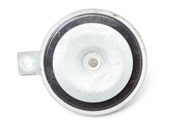 Yeni modern elektrikli siyah plastik bip-araba kornası. Bir fotoğraf stüdyosunun beyaz izole arka planında. Bir atölyede yedek parça satmak ya da tamir etmek ya da araba servisindeki bip sesini ayarlamak için..