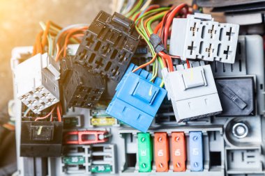 Araçlar, otomotiv endüstrisi ve imalat için renkli tel kayışlar ve plastik konnektörler