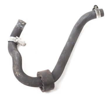 Araba motoru soğutma sisteminin siyah plastik hortumu tamir sırasında ya da yedek parça kataloğunda otomatik sökülmesi için bir fotoğraf stüdyosundaki beyaz izole arka planda..