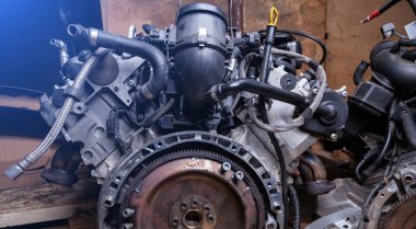 Otomatik ayrıştırma için bir araba atölyesinde arabadan sökülmüş vaziyette, motor bölmesinde turbo şarj aleti ve şarj aleti olan güçlü akort edilmiş benzin motoru..