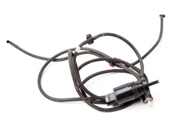 Bir araba servisinde araba tamir ederken, satılık ya da değiştirilmek üzere bir fotoğraf stüdyosunun beyaz arka planında kablo ve hortumla siyah plastik cam yıkama pompası deposu..