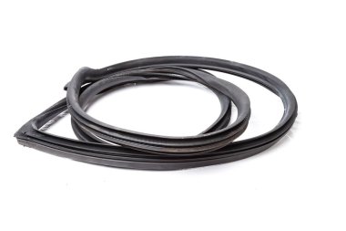 Arabanın gövdesini, kapılarını ya da bagajını kapamak için sarılmış siyah lastik dolgu maddesi, iç kısımdaki ısı kaybını ve nem girişini önlüyor. Atölyede tamir için conta..