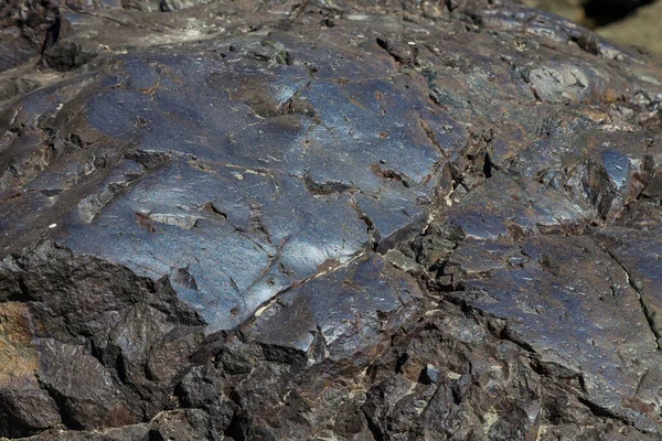 Primer Plano Una Orilla Rocosa Río Montaña Con Una Roca —  Fotos de Stock