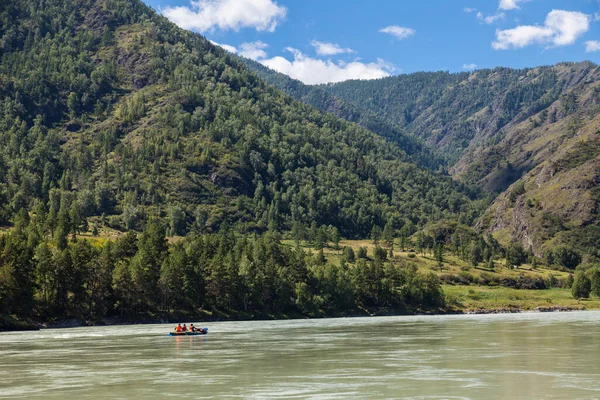 Paisaje Colorido Montañas Verdes Río Con Turistas Flotando Barco Inflable — Foto de Stock