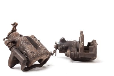 Eski, yıpranmış ve paslı fren sistemi beyaz izole arka planda. Otomobil servis endüstrisi. Yedek parça kataloğu.