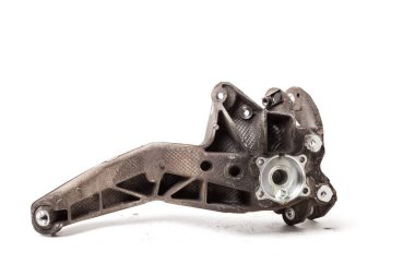 Yedek yedek parça beyaz arka planda izole edilmiş arabalar için kullanıldı. Otomatik şasi kolu. Otomobil servis endüstrisi. Yedek parça kataloğu.