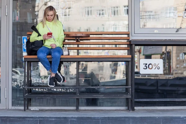 Utcai Lány Neon Kék Farmerben Kapucnis Pulcsiban Hátizsákkal Hátizsákjában Egy — Stock Fotó