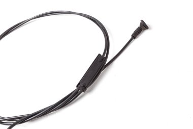 Beyaz izole edilmiş arka planda arabadan çıkarılan yedek parça yenileme ve onarım için kaput açma kablosu. Hurdalık kataloğundan kullanılan yedek parçalar.