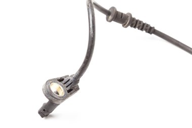 Elektronik aktif güvenlik sistemleri ve yardımcı kontrol sistemleri ile donatılmış araçların tekerlek hızı sensörü. Kilit önleyici fren sistemi (ABS) ölçüm aleti. Hurdalık kataloğundan kullanılan yedek parçalar.