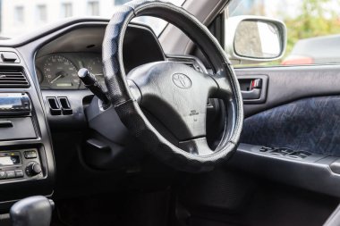 Novosibirsk, Rusya - 08.21.2020: Japon yapımı Toyota Carina 2000 yılının iç görüntüsü ön koltuklar, ön panel ve direksiyon manzaralı gri olarak piyasaya sürüldü. Toyota araba kataloğu.