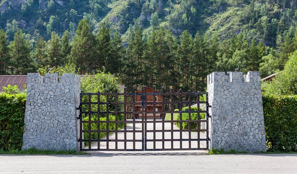 Kale Kapısından Yeşil Ağaçlı Demir Parmaklıklar Dağın Altında Ahşap Bir — Stok fotoğraf