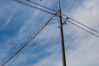 Yolun kenarındaki iki radar kamerası araçların hızını kaydetmek ve hız ve ihlalden cezayı otomatik olarak belirlemek için. Rus aygıtı yol polis karakolunda çalışıyor..