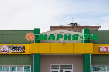 Maria Ra marketinin çatısında çok renkli parlak bir tabela. Hijyenik ve epidemiyolojik normları ihlal eden bir skandal..