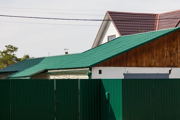 Pozadí Zelených Jehličnatých Stromů Letního Dne Střecha Starého Dřevěného Domu — Stock fotografie