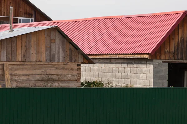 Bir Yaz Günü Yeşil Kozalaklı Ağaçların Arka Planında Kahverengi Metal — Stok fotoğraf