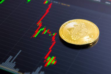 Altın bitcoin ve stok grafik tabletler üzerinde. Karanlık ve bulanık bir kavram. Gelecek Pazar.