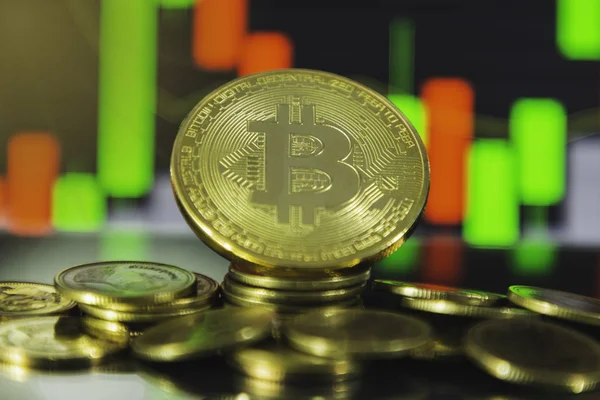 Altın bitcoin tablet cam zemin üzerinde hisse senedi grafiği önünde. Karanlık, bokeh, bulanık kavramı.