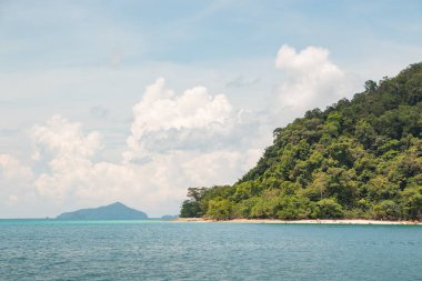 Parlak mavi plaj tropikal ada deniz görünümü. bulutların ufku ve bazı fırtına bulutları üstünde. Açık seyahat tarzı. Koh Chang Tayland. Okyanus plaj kum.