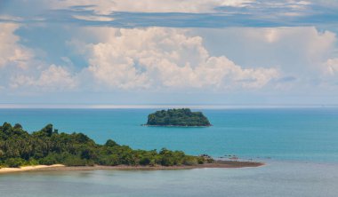 Parlak mavi plaj tropikal ada deniz görünümü. bulutların ufku ve bazı fırtına bulutları üstünde. Açık seyahat tarzı. Koh Chang Tayland. Okyanus plaj kum.