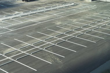 Taze boyalı boş otopark otopark üstten görünüm ve beyaz çizgi.