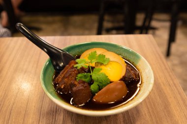 Yumurta ve domuz tatlı kahverengi sos (Kai Pa Lo) Asya gıda ahşap tablo.