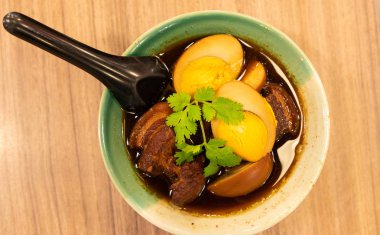 Üstten görünüm yumurta ve domuz tatlı kahverengi sos (Kai Pa Lo) Asya gıda ahşap tablo.