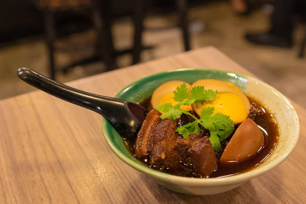 Yumurta ve domuz tatlı kahverengi sos (Kai Pa Lo) Asya gıda ahşap tablo.