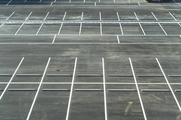 Taze boyalı boş otopark otopark üstten görünüm ve beyaz çizgi.