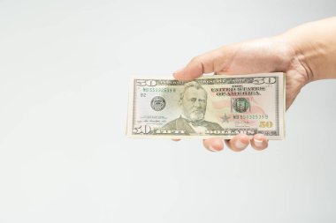 Elli yeni yığınını bize yakın çekim Shake elindeki para beyaz arka plan üzerinde izole Amerikan Doları.