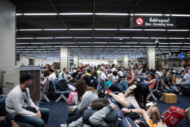 Don Mueang Uluslararası Havaalanı, Don Mueang/Tayland - 25 Temmuz: Havaalanı koridor ve yolcu bekleyen seyahat hazırlık Oda, kültürsüz insanlar 07 25 2018 üzerinde meşgul