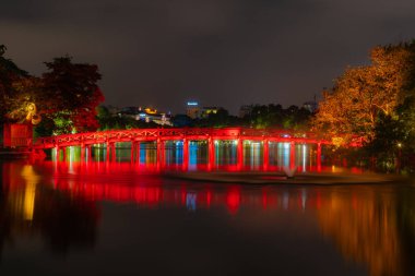 Eski çeyrek, Hanoi/Vietnam - 28 Temmuz: Gece görünümü ve Huc köprü Ngoc oğlu Tapınağı 07 28 2018 yılında döndü kılıç, geri kılıç, Hoan Kiem Gölü göl göl üzerinde.