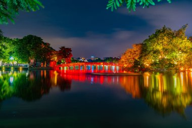 Eski çeyrek, Hanoi/Vietnam - 28 Temmuz: Gece görünümü ve Huc köprü Ngoc oğlu Tapınağı 07 28 2018 yılında döndü kılıç, geri kılıç, Hoan Kiem Gölü göl göl üzerinde.