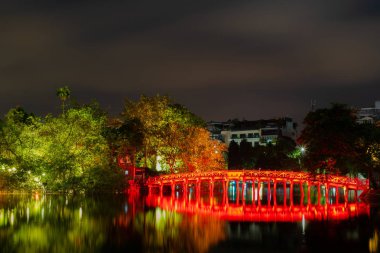 Eski çeyrek, Hanoi/Vietnam - 28 Temmuz: Gece görünümü ve Huc köprü Ngoc oğlu Tapınağı 07 28 2018 yılında döndü kılıç, geri kılıç, Hoan Kiem Gölü göl göl üzerinde. Vietnam dilinde Simgesel Yapı