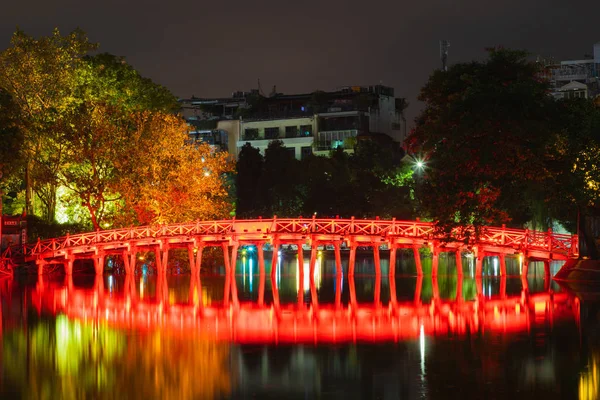 老处所 河内或越南 7月28日 Huc 桥梁和玉儿子寺庙的夜看法在 2018 在返回的剑湖 被恢复的剑湖 还剑湖 在越南城市的地标 — 图库照片