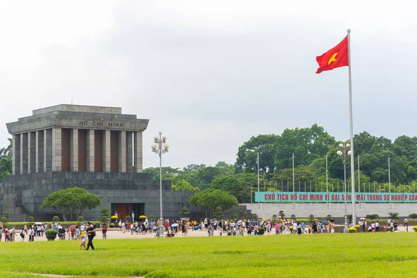 Ba Dinh, Hanoi/Vietnam - 29 Temmuz: Ho Chi Minh Mausoleum tatil Vietnamca devrim lideri Ho Chi Minh son ebedi istirahat yeri olduğunu. Şehir merkezinde bulunan büyük bir binadır. 07 29 2018 yılında Ho Chi Minh Mausoleum