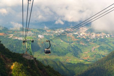 Teleferik Vadisi, bulut arka ülkenin Fansipan dağ Sapa Vietnam'daki siste ortasında.