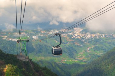 Teleferik Vadisi, bulut arka ülkenin Fansipan dağ Sapa Vietnam'daki siste ortasında.