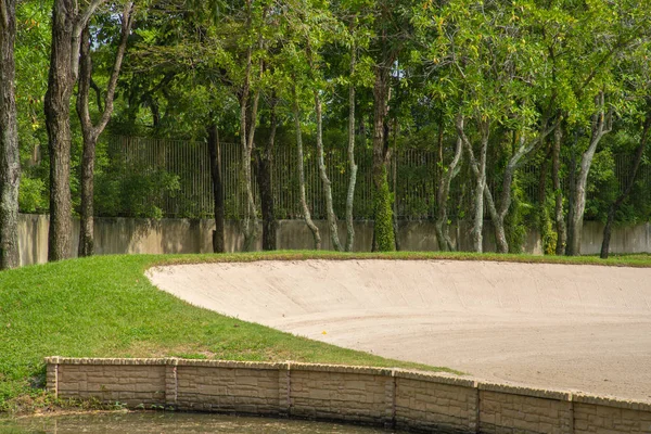 Piękny Bunkrów Piasek Zielona Trawa Pole Golfowe — Zdjęcie stockowe