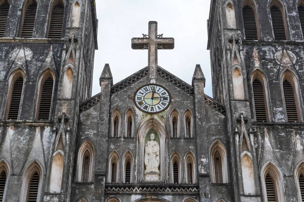 St Joseph's Katedrali olan eski bir kilise, Roma Katolik Başpiskopos Hanoi için yaklaşık 4 milyon Katolikler ülkenin Katedrali olarak hizmet veren bir geç 19. yüzyıl Gotik Revival Neo Gotik tarzı Kilisesi.