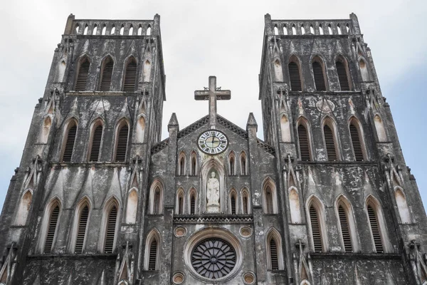 St Joseph's Katedrali olan eski bir kilise, Roma Katolik Başpiskopos Hanoi için yaklaşık 4 milyon Katolikler ülkenin Katedrali olarak hizmet veren bir geç 19. yüzyıl Gotik Revival Neo Gotik tarzı Kilisesi.