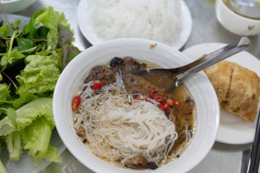 Topuz Cha ile ızgara domuz eti, pirinç noodle, sebze ve çorba Vietnam mutfağı ve Vietnam Hanoi sokak gıda