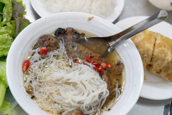 Bun Cha Con Carne Maiale Alla Griglia Tagliatelle Riso Verdure — Foto Stock