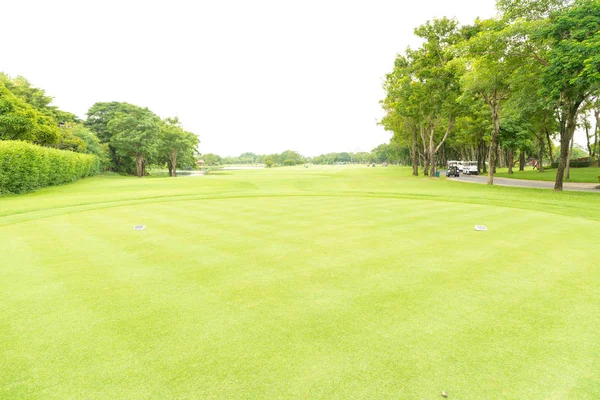 Fokus Grønt Græs Golfbanen Sløre Hvid Baggrund Lav Vinkel Skud - Stock-foto