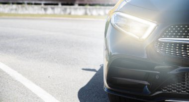 Lüks araba farları ve ön tampon koşu parkurundakilerden odak.